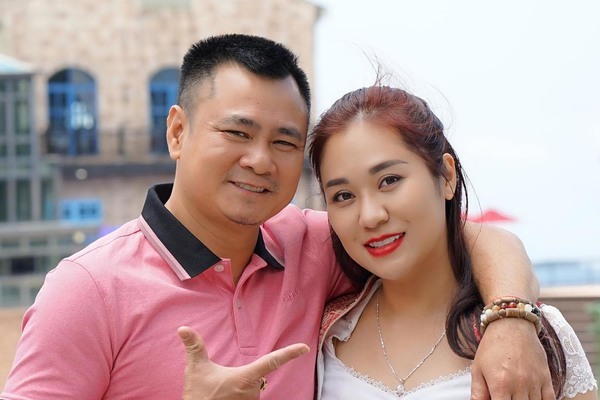 Khoảnh khắc hạnh phúc của NSND Tự Long bên vợ đẹp