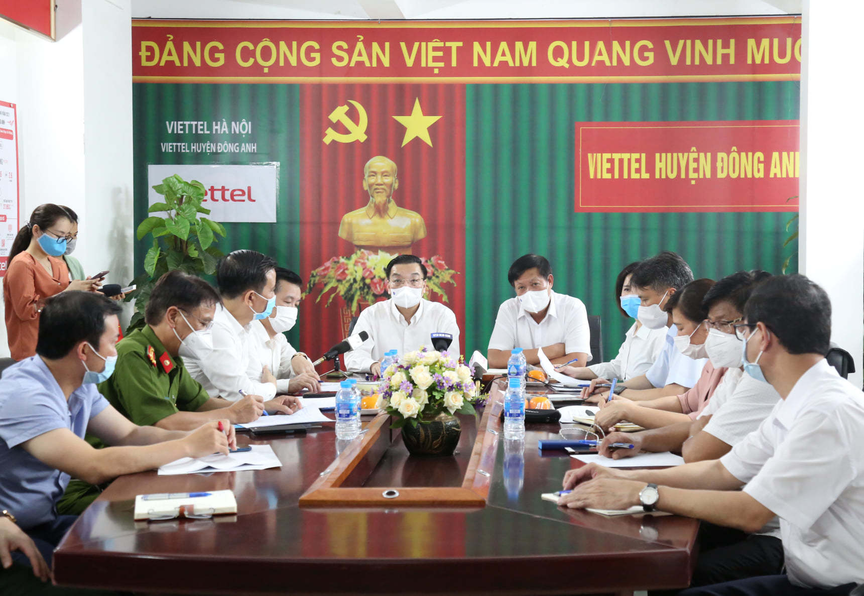 Cảnh 'nội bất xuất, ngoại bất nhập' nơi có thêm 14 ca Covid-19 ở Hà Nội
