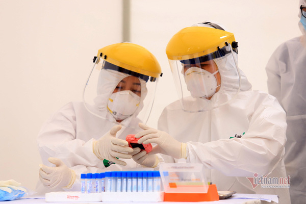 Hai người ở Bình Dương, TP.HCM dương tính nCoV khi test nhanh ở Campuchia