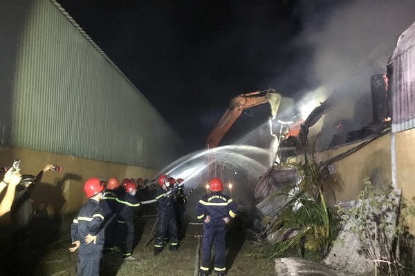 Cháy lớn ở khu công nghiệp Phú Bài, trăm cảnh sát căng mình dập lửa
