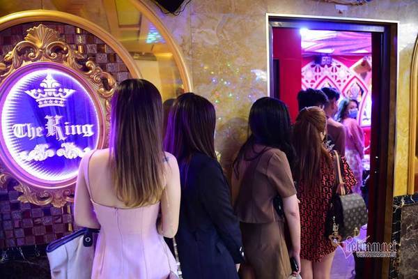 Chủ tịch TP.HCM yêu cầu rút giấy phép kinh doanh nhà hàng có karaoke trá hình