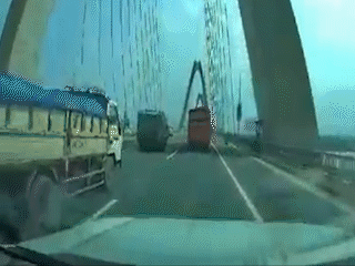 Gặp sự cố trên cầu Nhật Tân, xe chở gas bị xe tải gạch tông kinh hoàng