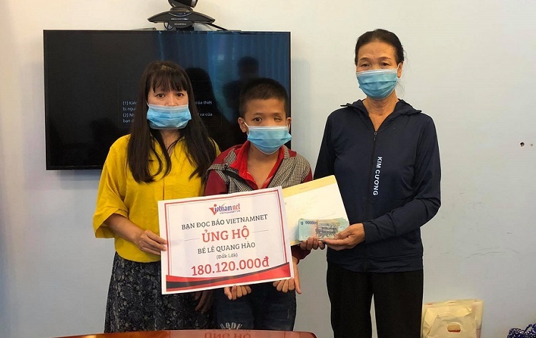 Trao hơn 180 triệu đồng đến em Lê Quang Hào mang khối u trên mặt