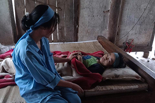 Cha mẹ qua đời, em gái 15 tuổi mò cua, bắt ốc nuôi anh trai bệnh tật