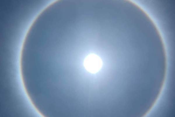 Ánh hào quang tuyệt đẹp xuất hiện giữa trưa ở Hải Phòng