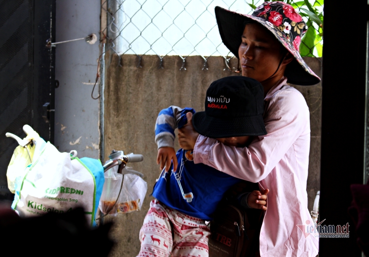 Mẹ 'bé trai bị đánh nát bàn tay' lên tiếng: 'Cháu rất quậy phá, tôi cũng đau lòng'