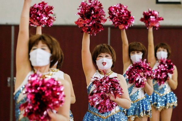 Ngắm đội cổ vũ U90 Nhật Bản trẻ trung không thua kém nữ sinh