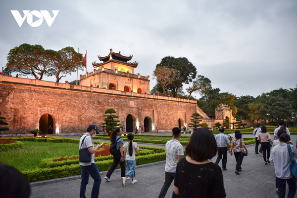 Discovering Thang Long Royal Citadel at night