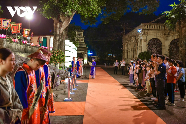 Discovering Thang Long Royal Citadel at night