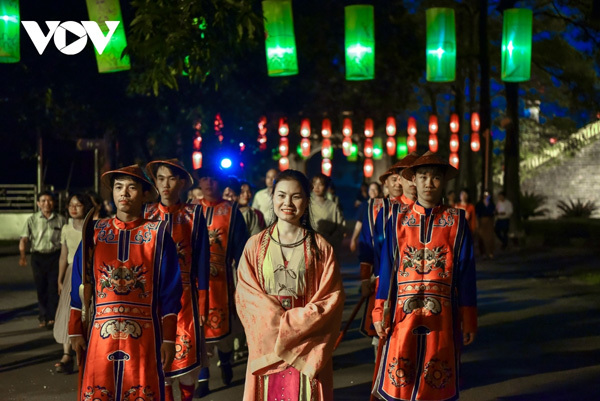 Discovering Thang Long Royal Citadel at night