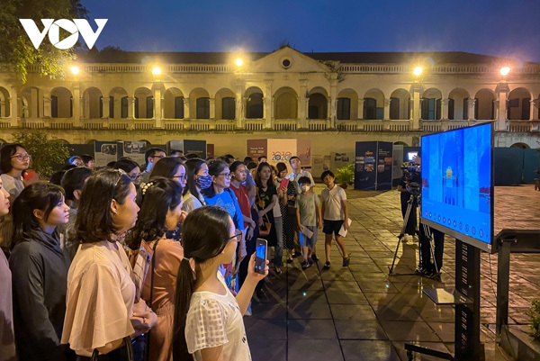 Discovering Thang Long Royal Citadel at night