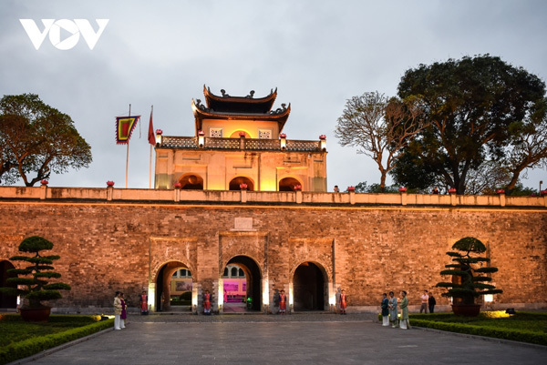 Discovering Thang Long Royal Citadel at night