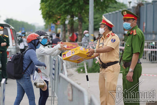 Chung tay hỗ trợ nhu yếu phẩm, đồ bảo hộ cho Bệnh viện K