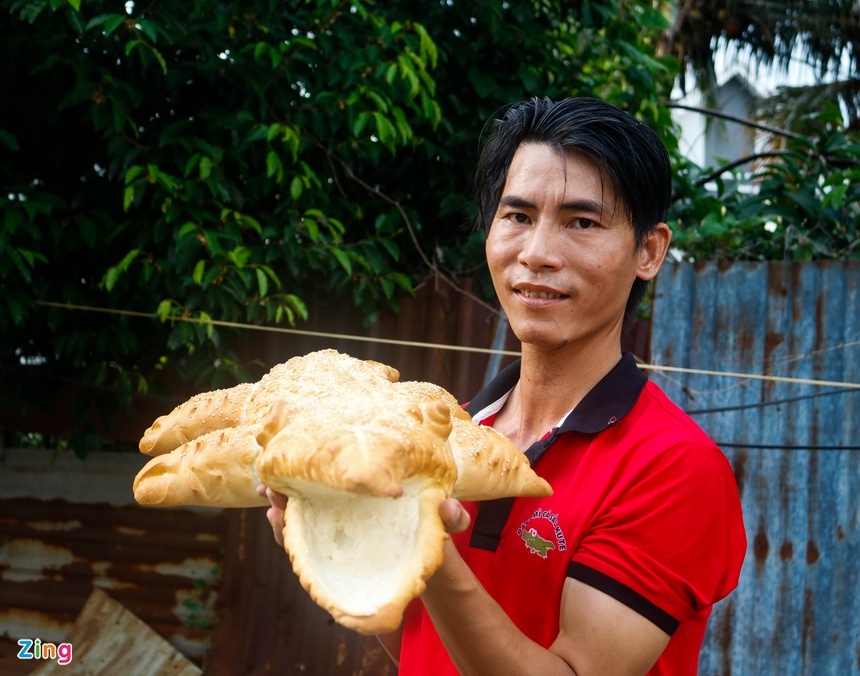 Bánh mì cá sấu khổng lồ độc đáo ở Sài Gòn