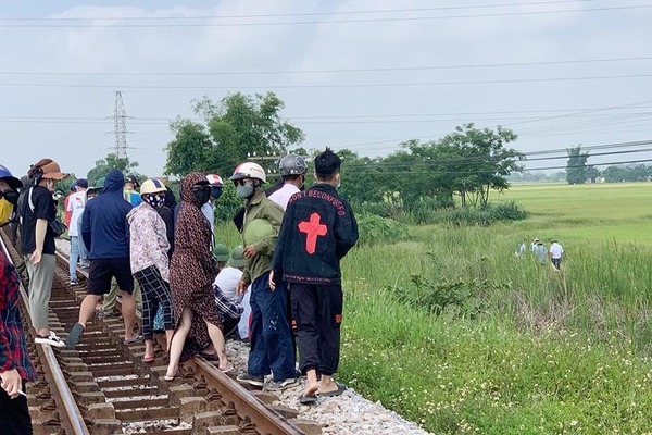 Nghi án mẹ sát hại con rồi đưa lên đường tàu tự tử