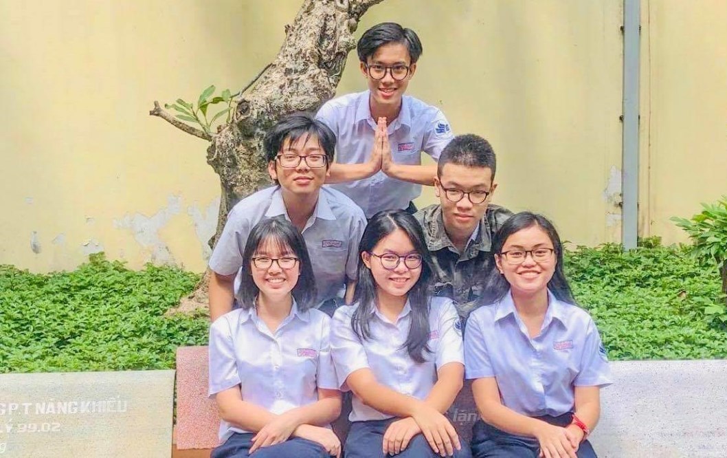 Học trò Sài Gòn trong lễ ra trường 'dang dở' thời Covid