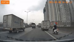 Xe máy ngang nhiên đi đường trên cao, luồn lách giữa các hàng ô tô