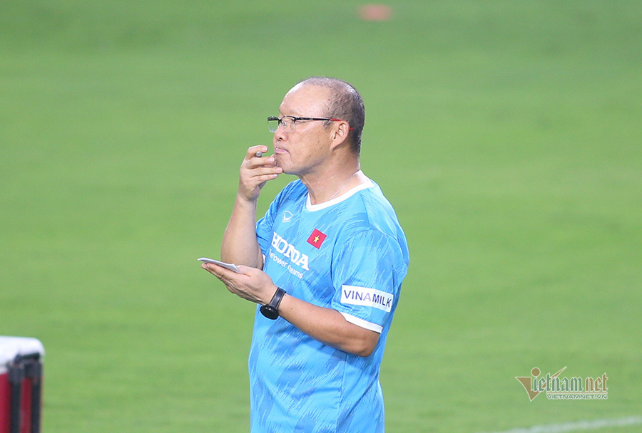 Tuyển Việt Nam: V-League long đong ngày trở lại, thầy Park âu lo