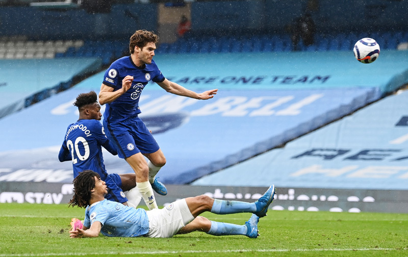 Thua ngược Chelsea, Man City lỡ cơ hội đăng quang