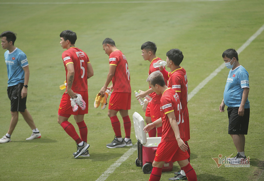 Tuyển Việt Nam căng mình tập giữa trưa, làm quen thời tiết