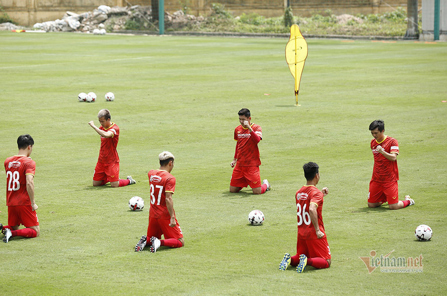 Tuyển Việt Nam căng mình tập giữa trưa, làm quen thời tiết