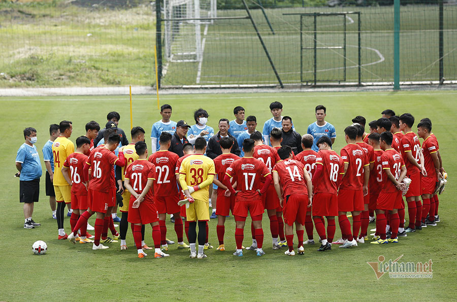 Tuyển Việt Nam căng mình tập giữa trưa, làm quen thời tiết