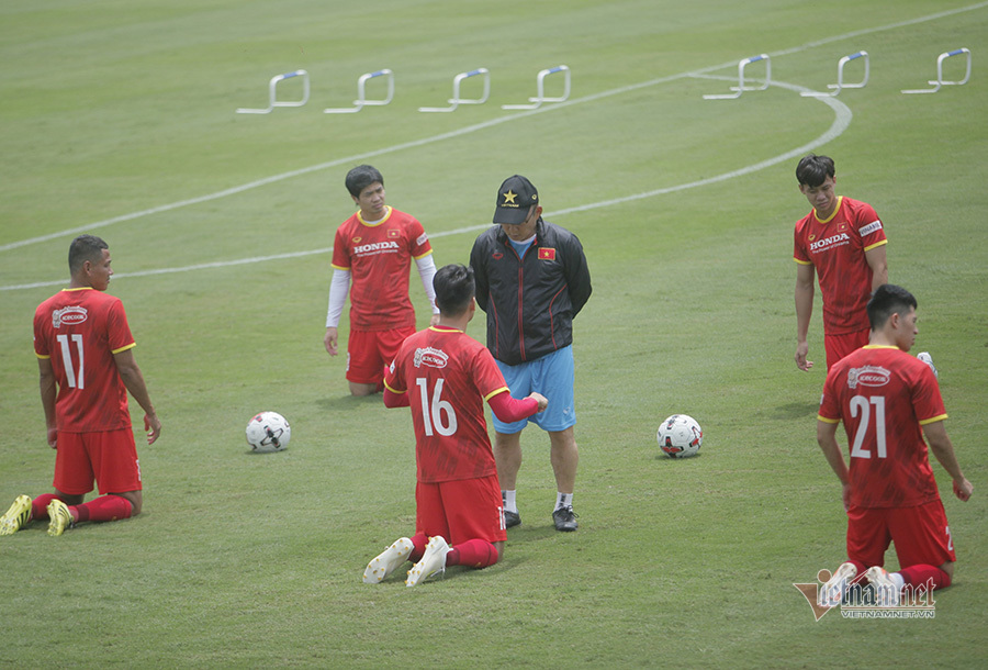 Tuyển Việt Nam căng mình tập giữa trưa, làm quen thời tiết