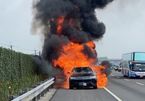 Siêu SUV Lamborghini Urus bỗng nhiên cháy rụi trên cao tốc