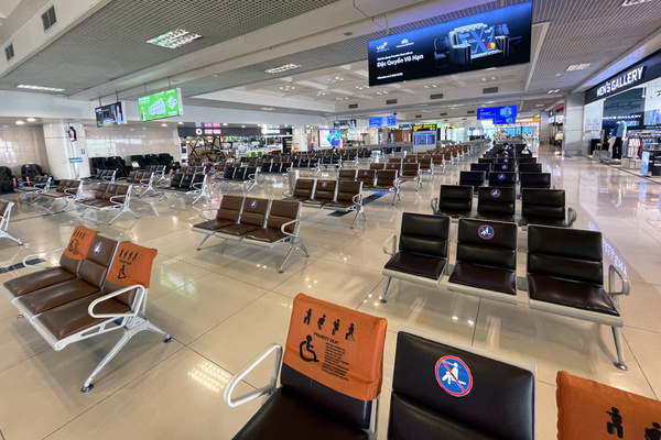 Đột ngột đứt gãy: Sân bay Nội Bài vắng lặng, hàng quán thê thảm