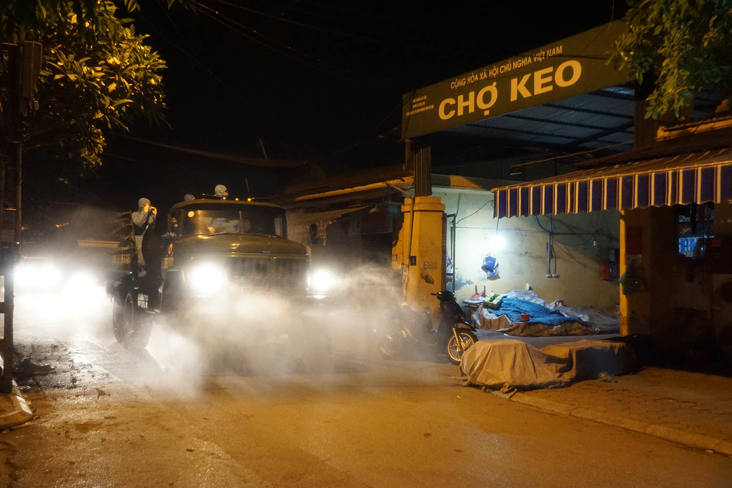 Khử khuẩn đường làng, ngõ xóm xuyên đêm khi 4 học sinh mắc Covid-19