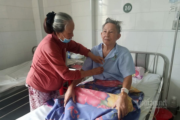 Đôi vợ chồng già cùng đường xin giúp tiền đóng viện phí