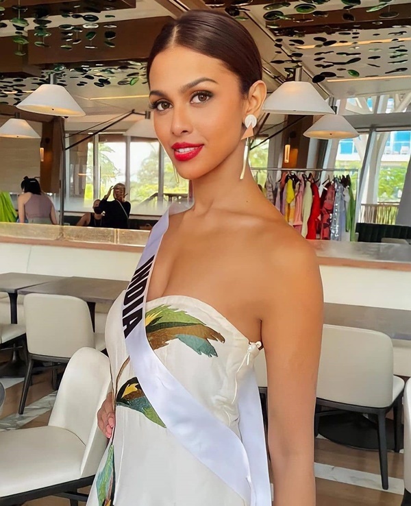 Khánh Vân diện đầm xẻ cao, được dự đoán lọt Top 12 Miss Universe