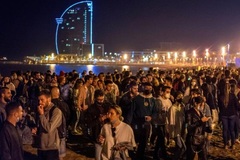 Vừa dỡ giới nghiêm Covid-19, Tây Ban Nha tổ chức hàng trăm bữa tiệc