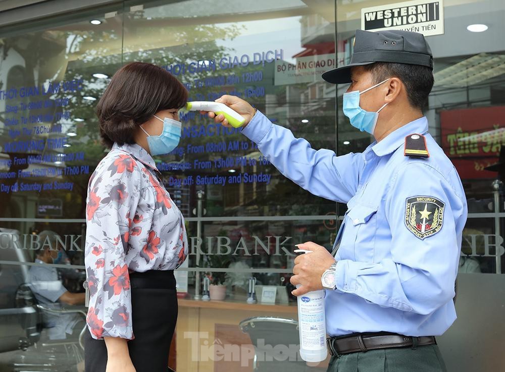 Ngân hàng bật chế độ phòng chống Covid-19 cấp độ mới, tiền thu về đều phải khử khuẩn
