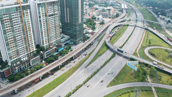 Delayed traffic projects in HCM City caused by tardy site clearance, capital shortage