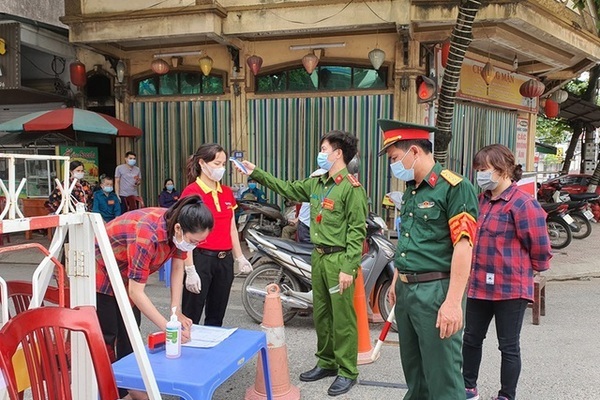 Lơ là quản lý đối tượng cách ly, Chủ tịch thị trấn ở Vĩnh Phúc bị tạm đình chỉ