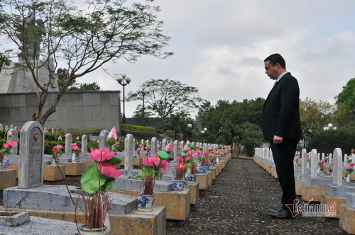 Israeli Ambassador's emotional visit at Road 9 Martyr Cemetery