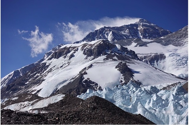 Trung Quốc vạch ranh giới trên đỉnh Everest để ngăn Covid-19