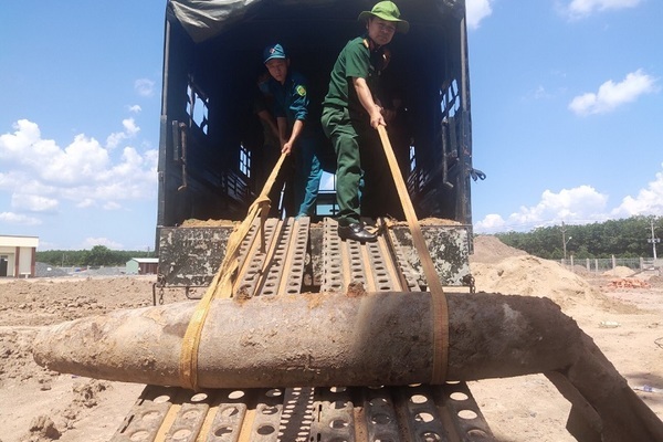 Đào móng nhà, phát hiện quả bom ‘khủng’