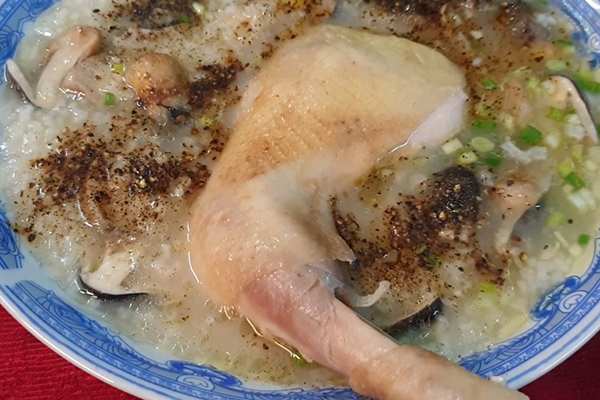 Hai bé gái tử vong sau khi ăn cháo gà