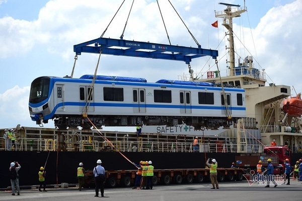 Hai đoàn tàu metro số 1 cập cảng TP.HCM