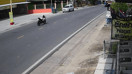 Xe máy tự di chuyển giữa đường mà không có tài xế