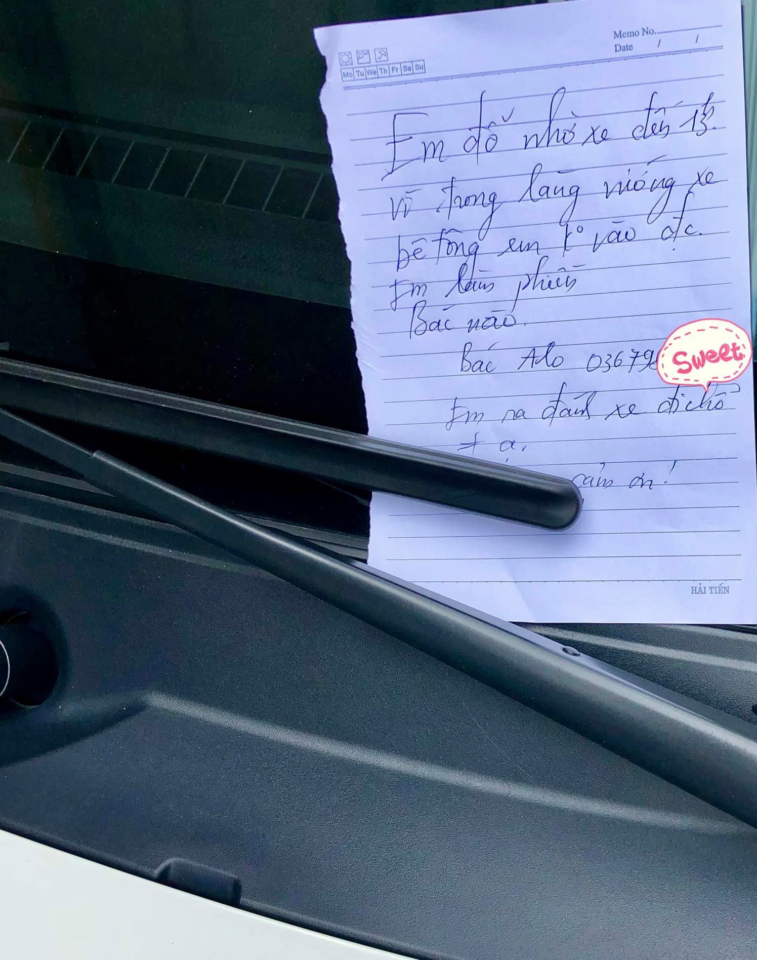 Tờ giấy nhắn của nữ tài xế đỗ xe chắn cửa gây xôn xao
