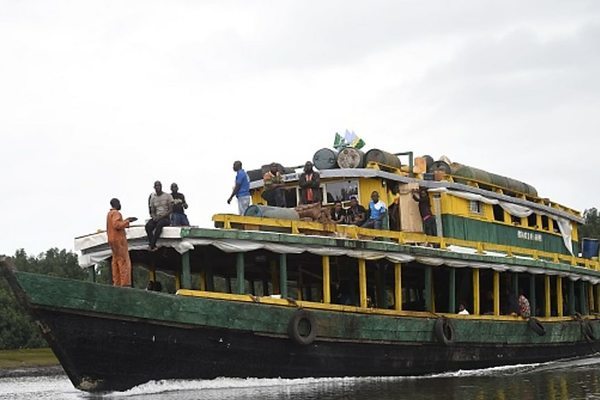 Tàu vỡ đôi khi đâm vào khúc cây trôi sông, ít nhất 30 người thiệt mạng