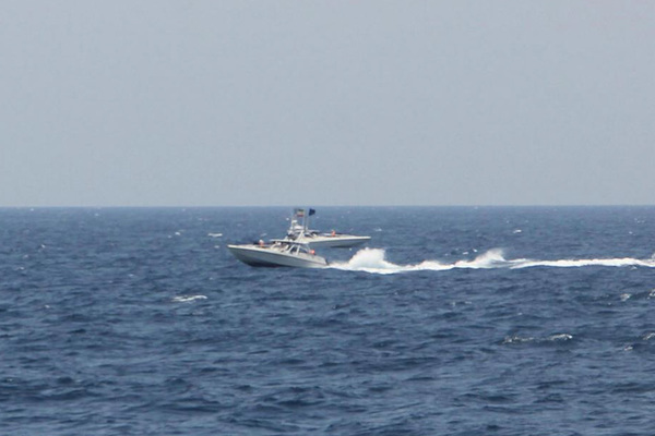 Bị loạt xuồng Iran áp sát, tàu Mỹ nổ hàng chục phát súng cảnh báo