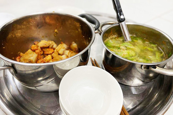 ‘Không dọn được mâm cơm tử tế cho chồng là phụ nữ vụng’