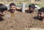 Cận cảnh dân Ấn Độ tắm phân bò để phòng và chữa Covid-19