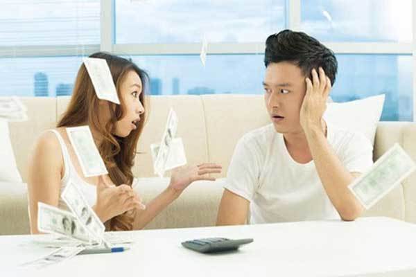 Được vợ khao hải sản tưng bừng, anh chồng vui sướng nịnh vợ hết lời và cái kết ngã ngửa