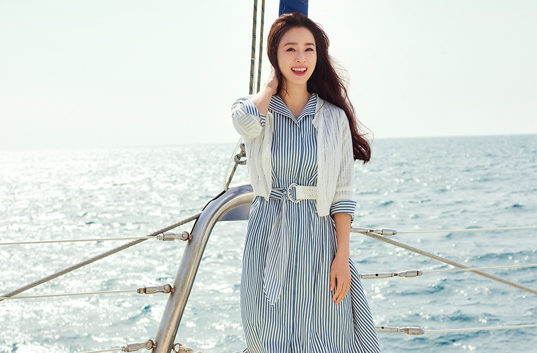 Kim Tae Hee 41 tuổi vẫn đẹp rạng ngời