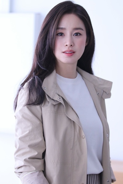 Kim Tae Hee 41 tuổi vẫn đẹp rạng ngời
